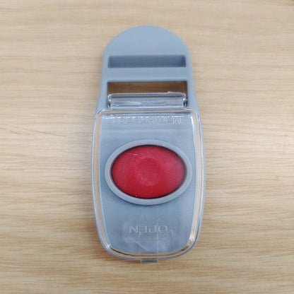Close-up of the Mambobaby™ Float child-proof safety lock and unlock button for the professional 5-point harness system.